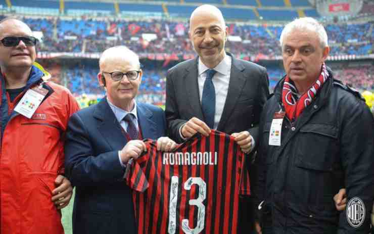 Gazidis sostiene café football nel 2020 (foto Twitter @acmilan)