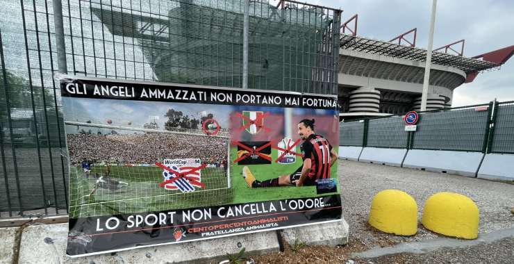 Striscione animalisti contro Ibrahimovic