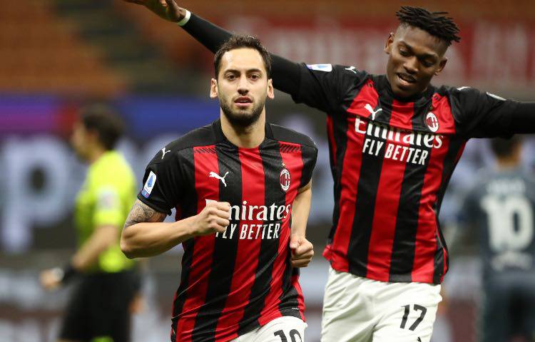 Hakan Calhanoglu e Leao