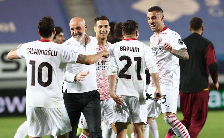 Hakan Calhanoglu e Stefano Pioli