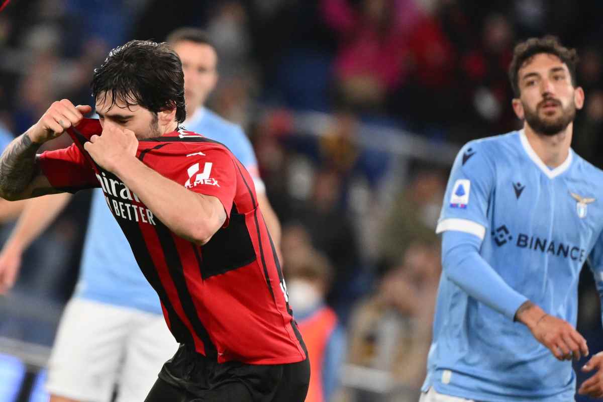 Sandro Tonali esulta sotto il settore ospiti dopo Lazio-Milan 1-2