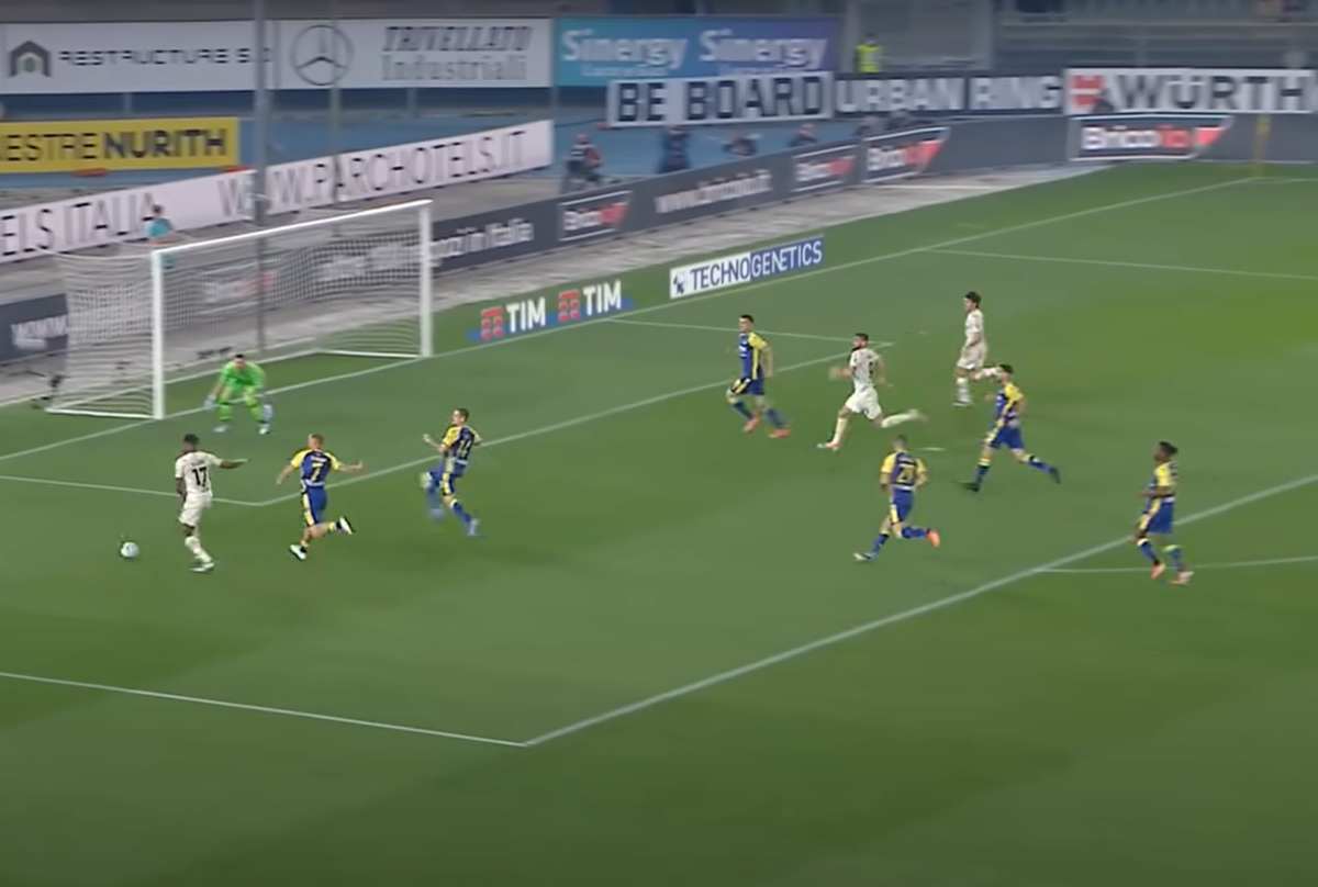 Il movimento di Giroud in Hellas Verona-Milan