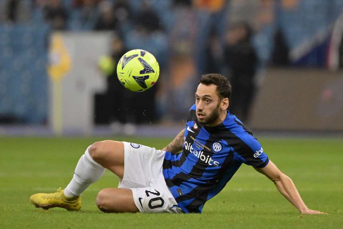 Inter Calhanoglu rosso