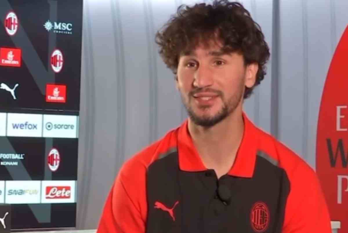 Adli canta il coro della Curva Sud