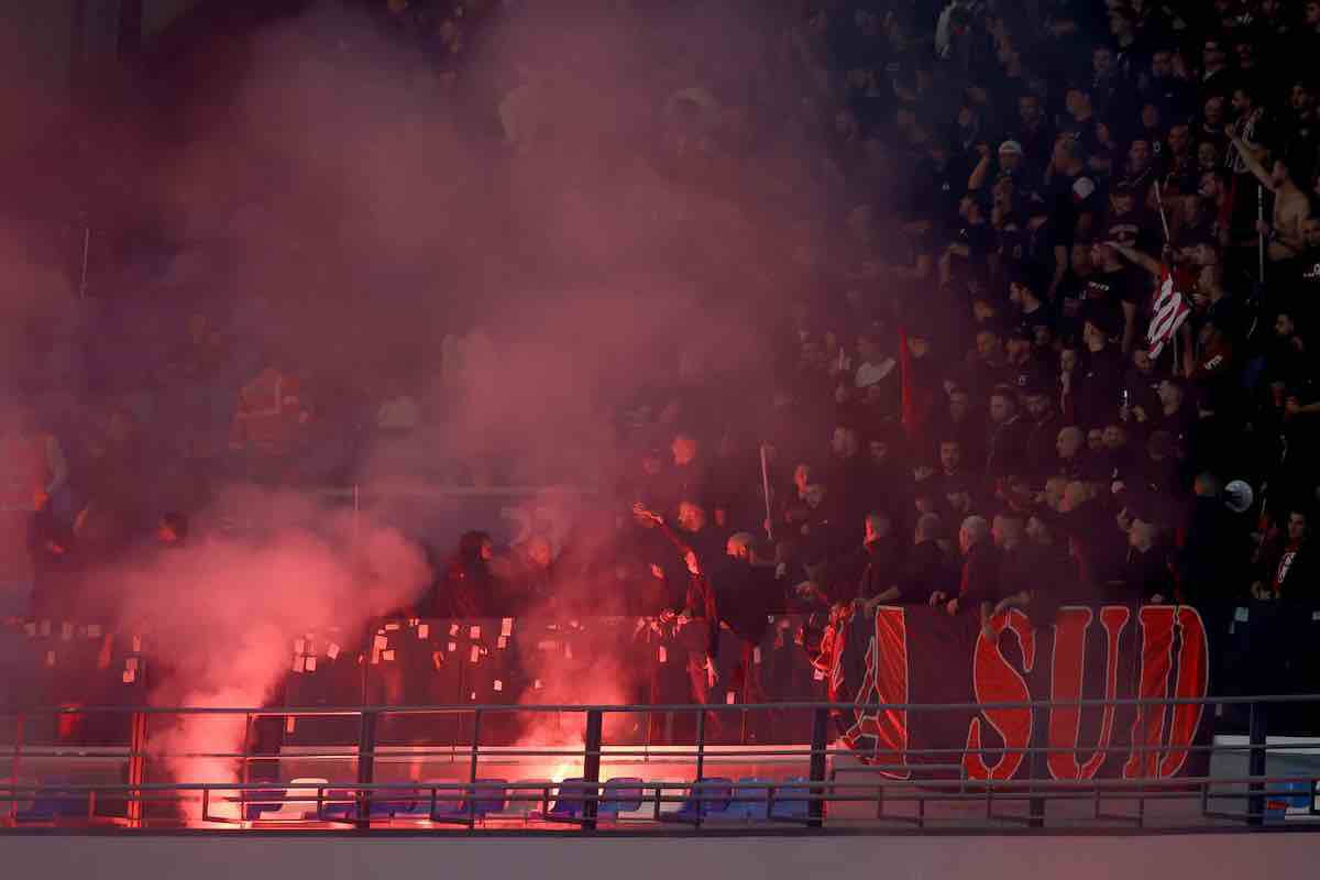 Guerriglia ai Navigli tra tifosi Milan e Psgi