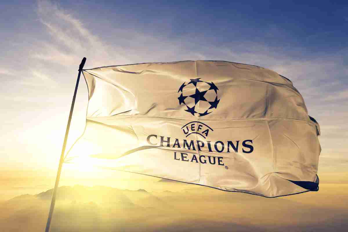 Bandiera con scritta Champions League che sventola al vento
