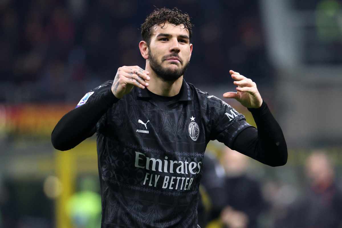 Striscioni contro Theo Hernandez