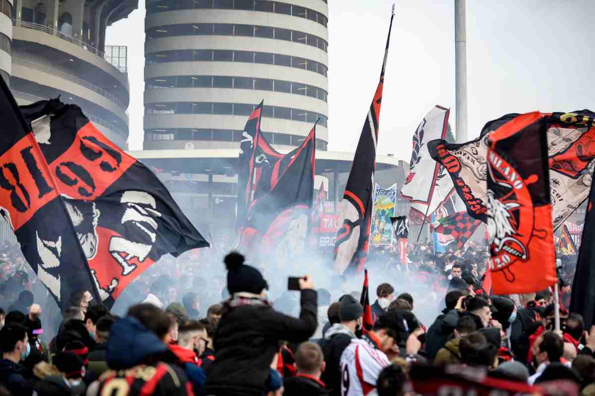 La Curva Sud del Milan si schiera