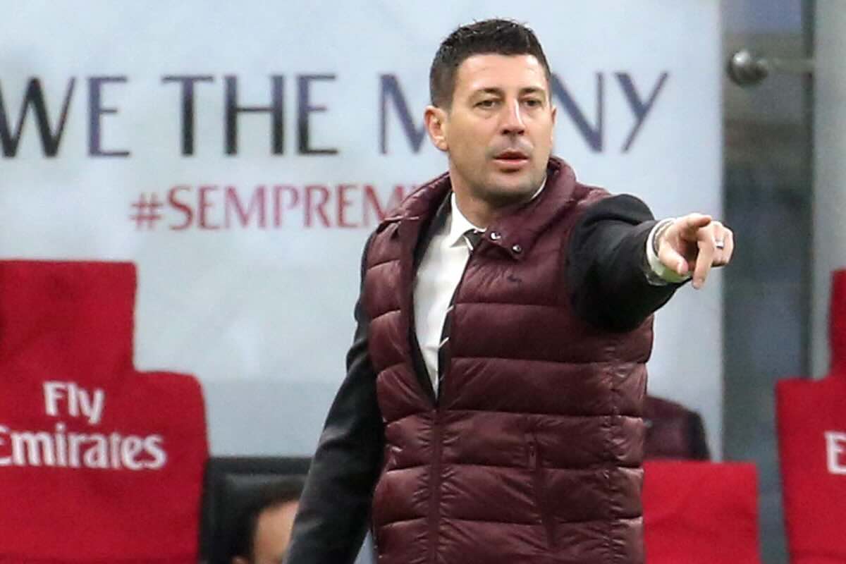 Daniele Bonera allenatore del Milan Futuro che dà indicazioni dalla panchina