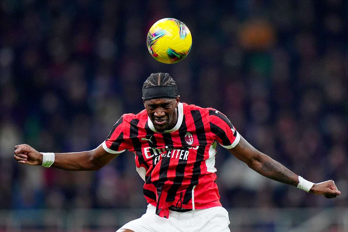 Abraham colpisce di testa durante il derby