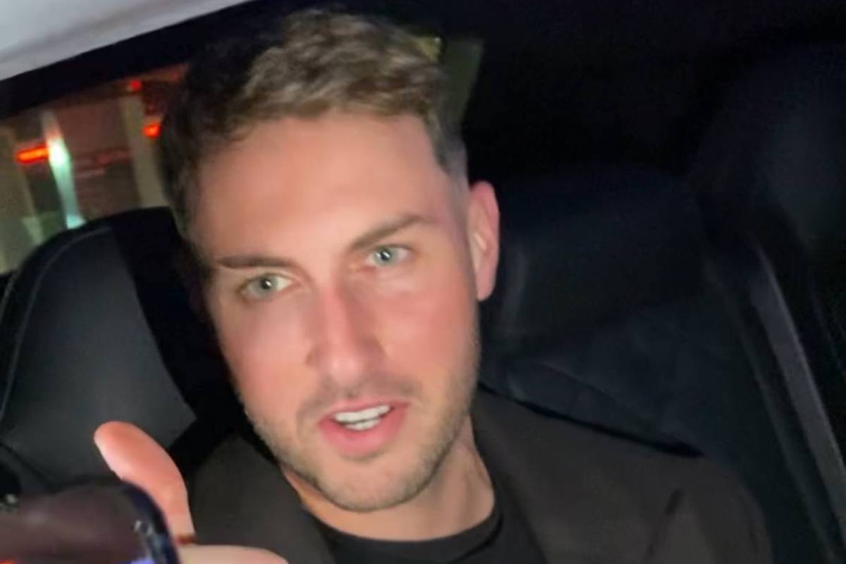 Santiago Gimenez al suo arrivo a Milano saluta i tifosi