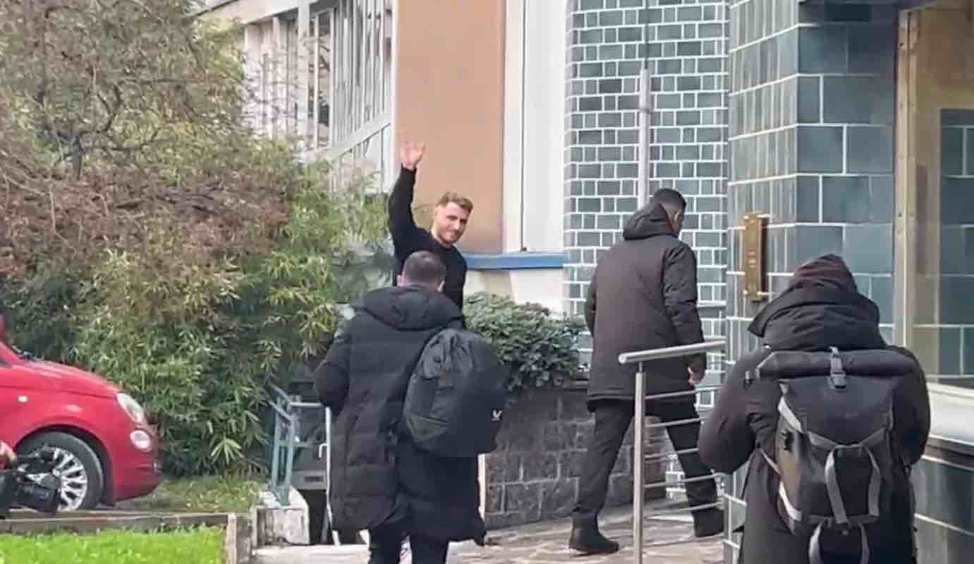 Santiago Gimenez arriva alla clinica La Madonnina