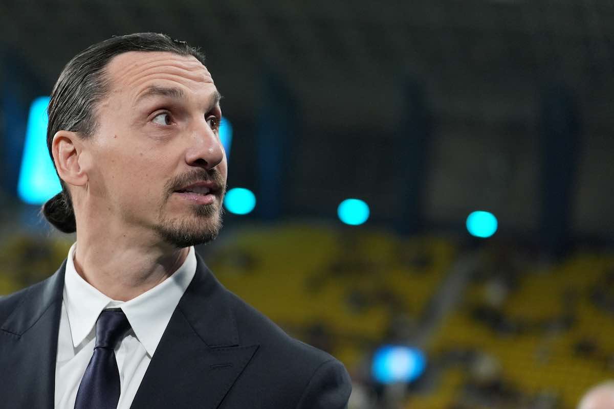Ibrahimovic aspetta il calcio d'inizio di un match