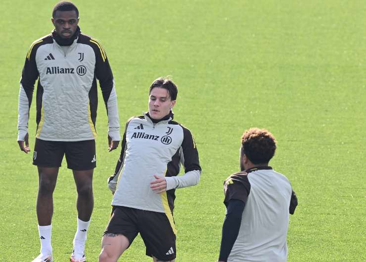 Pierre Kalulu e Nicolò Fagioli durante un allenamento della Juventus