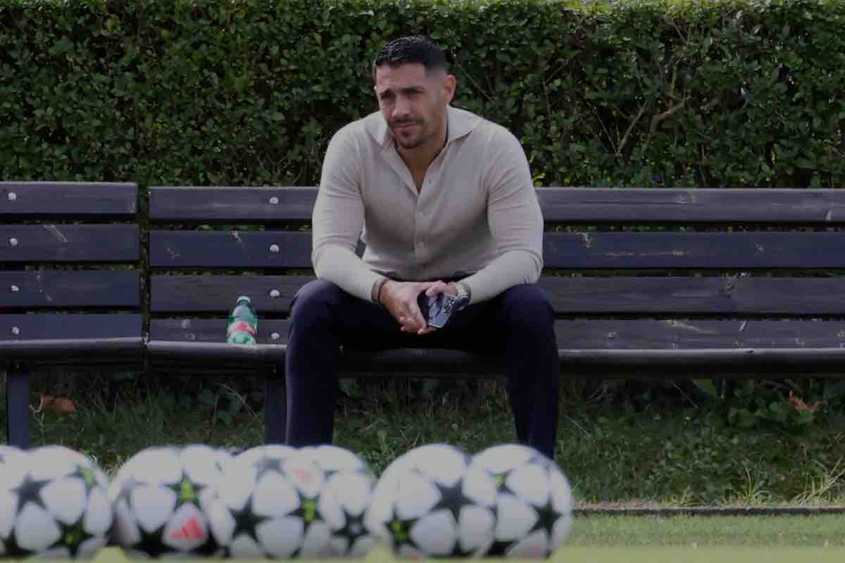 Moncada osserva l'allenamento del Milan