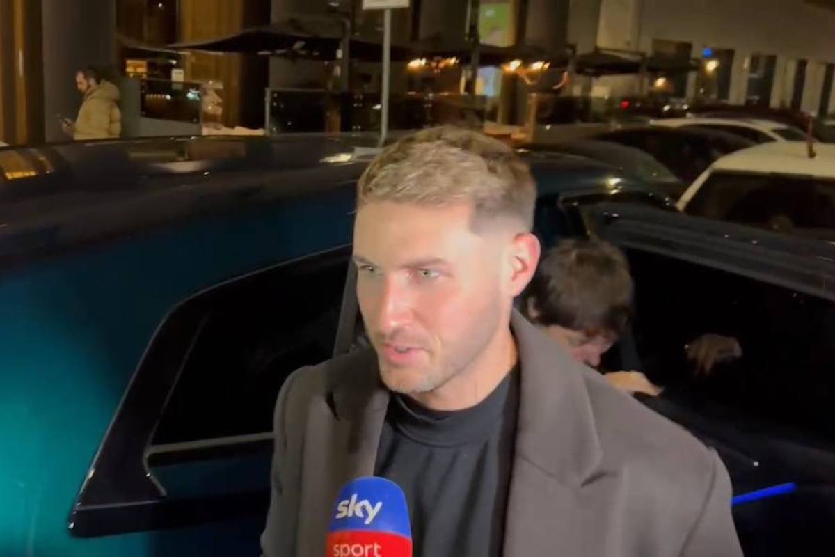 Santiago Gimenez a Milano intervistato dai giornalisti