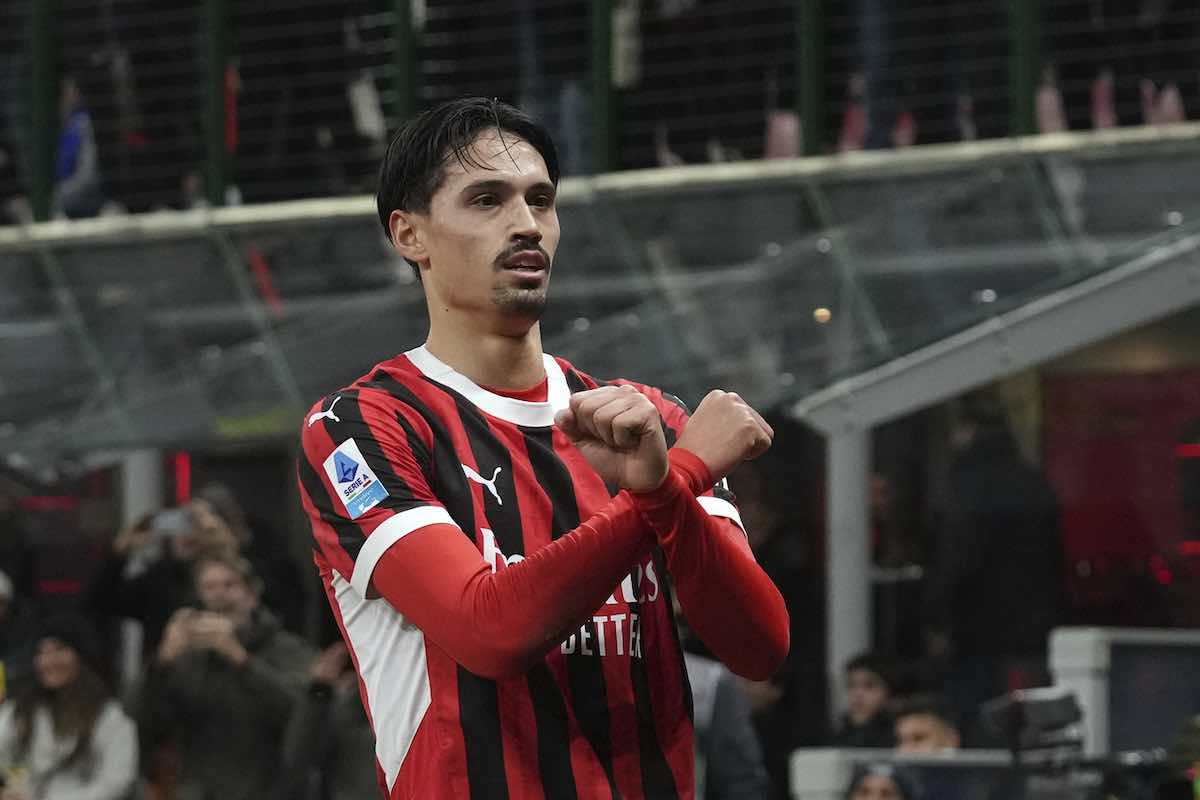 Reijnders esulta dopo il gol 