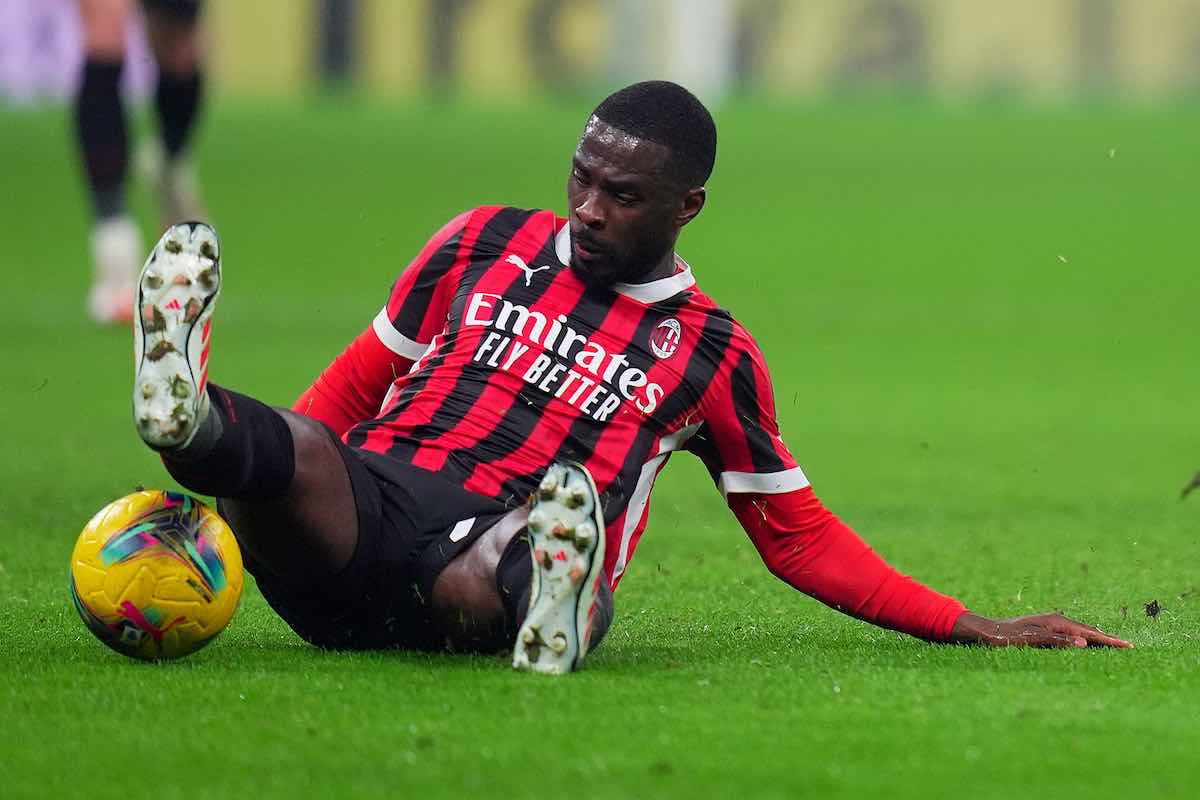 Tomori in azione contro la Roma