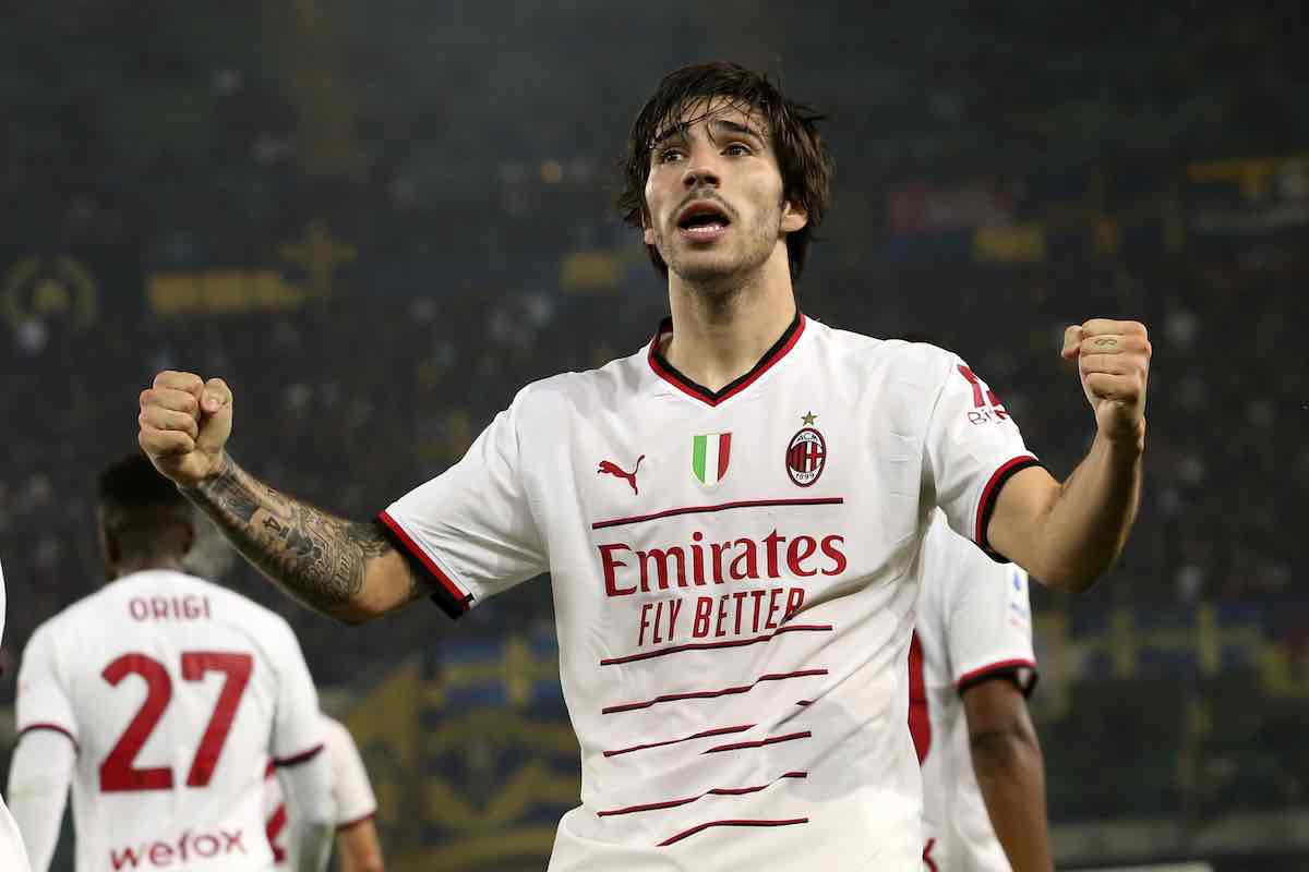 Tonali esulta con la maglia del Milan