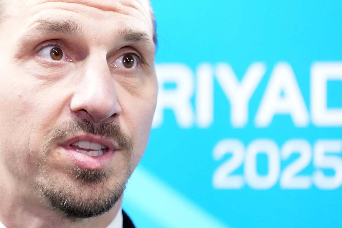Zlatan Ibrahimovic dirigente del Milan mentre parla
