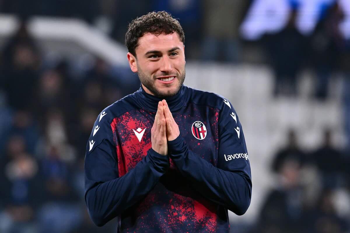 Davide Calabria con la maglia del Bologna con le mani unite