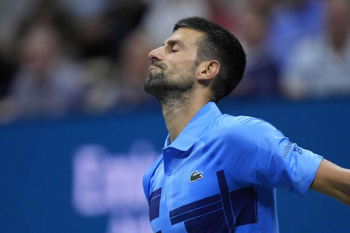 Djokovic con la testa alzata durante una partita