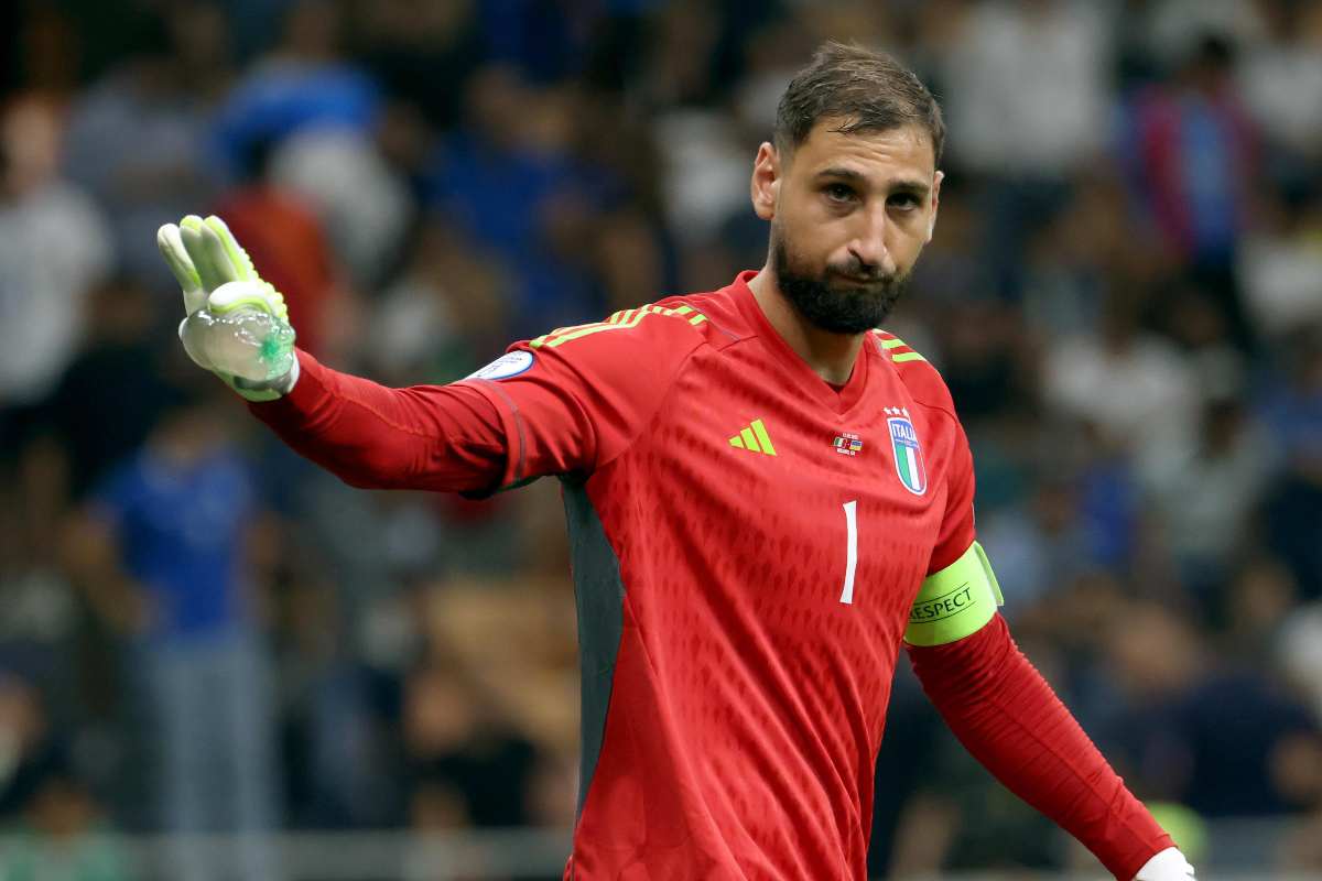 Donnarumma con il braccio destro alzato