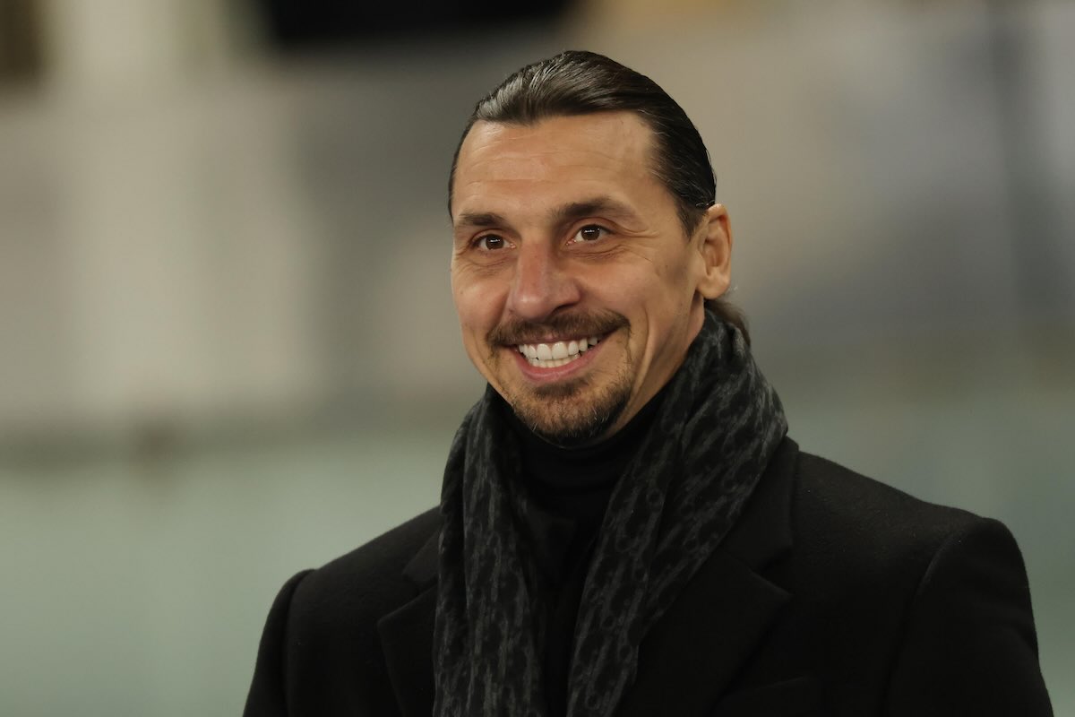 Ibrahimovic sorride a bordo campo