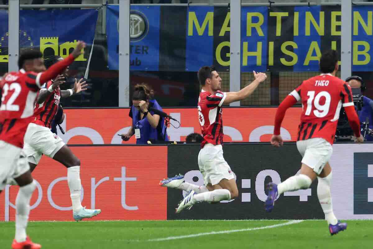 I giocatori del Milan esultano dopo un gol
