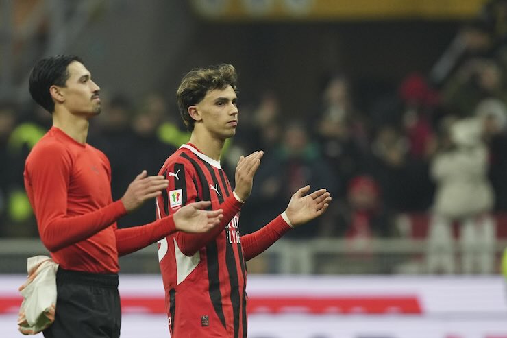 Joao Felix applaude sotto la curva