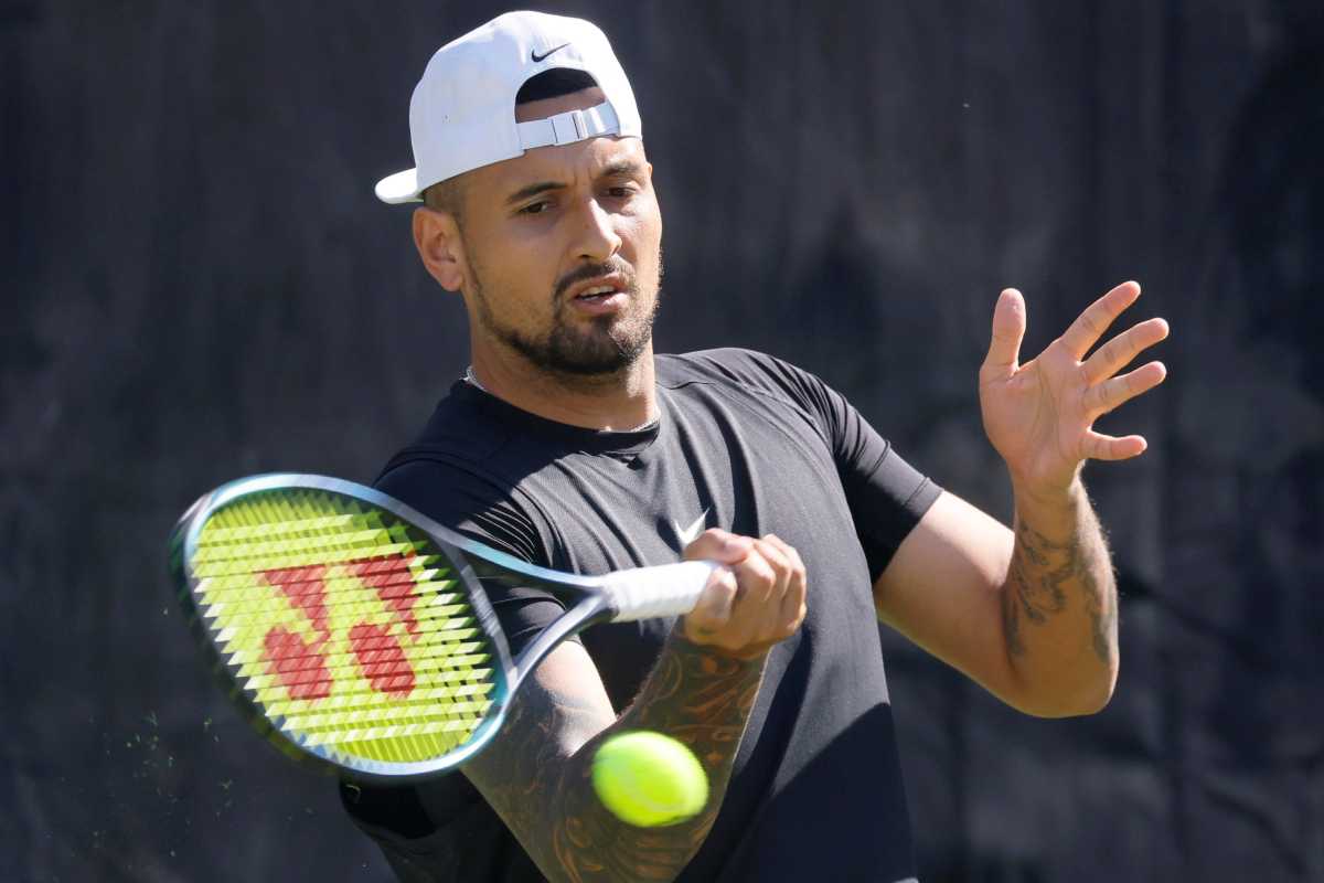kyrgios mentre colpisce la palla