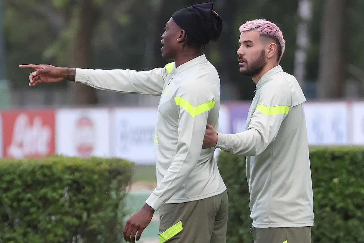 Theo Hernandez e Leao durante l'allenamento