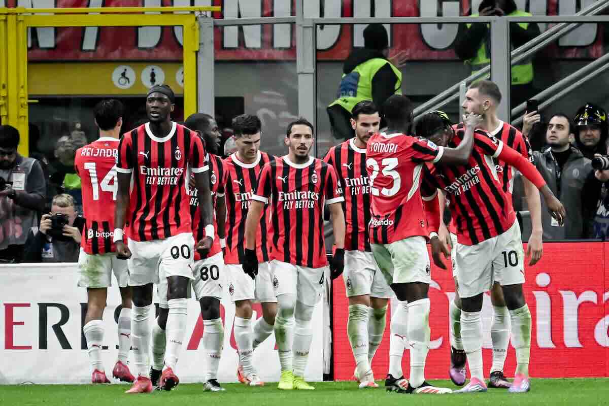I giocatori del Milan esultano dopo un gol