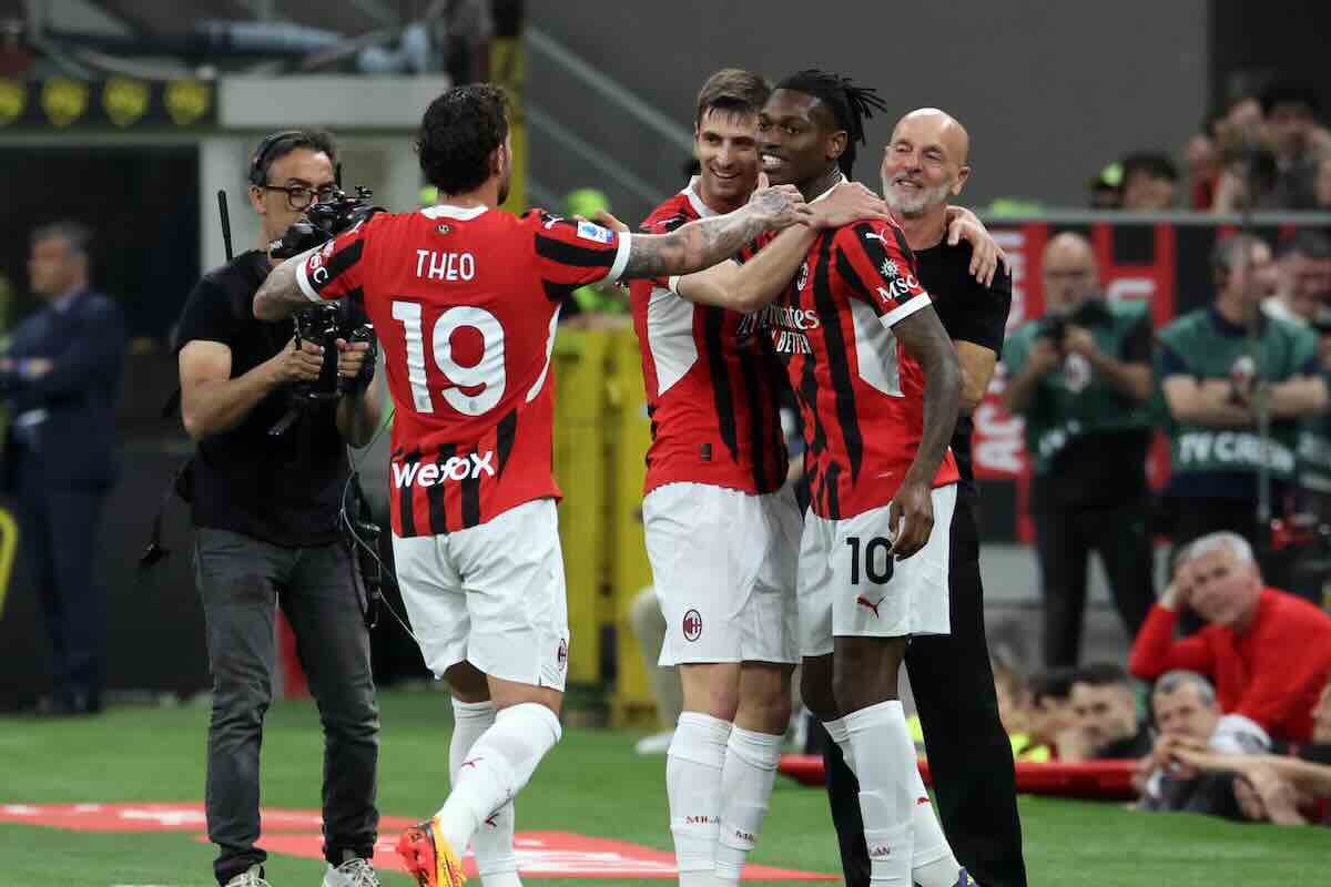 I giocatori del Milan esultano insieme a Pioli