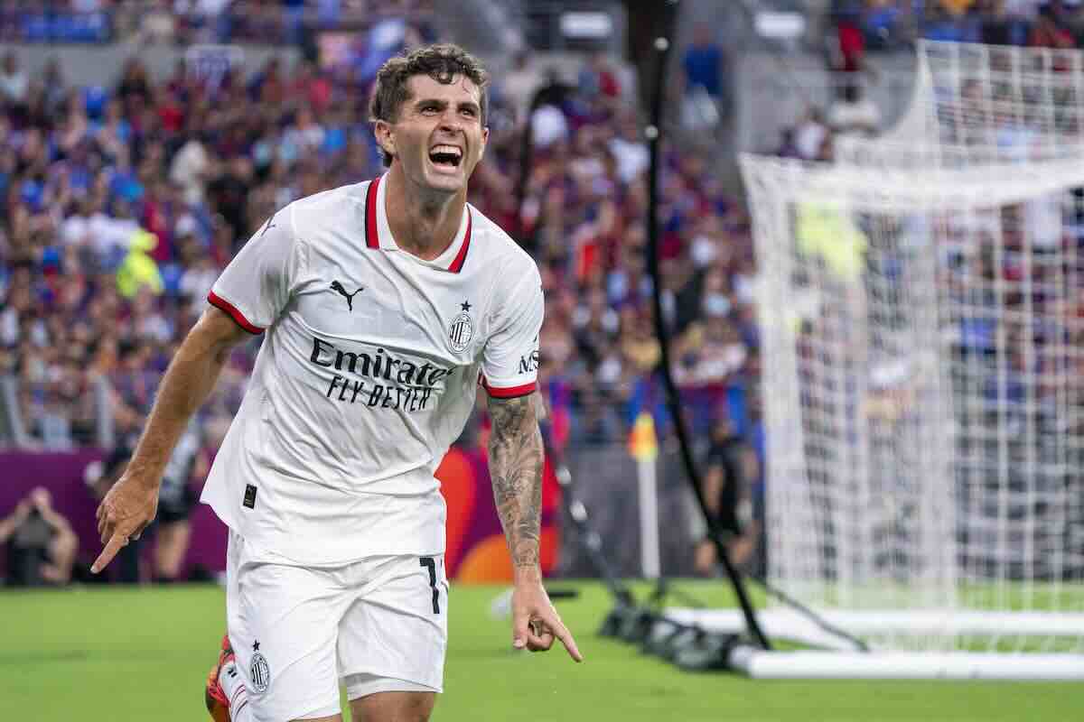 Pulisic attaccante del Milan esulta dopo un gol