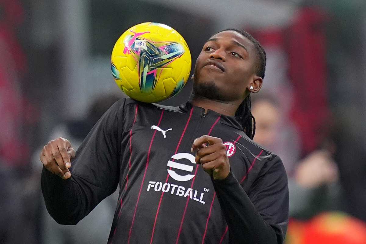 Rafa Leao durante il riscaldamento pre Milan-Inter