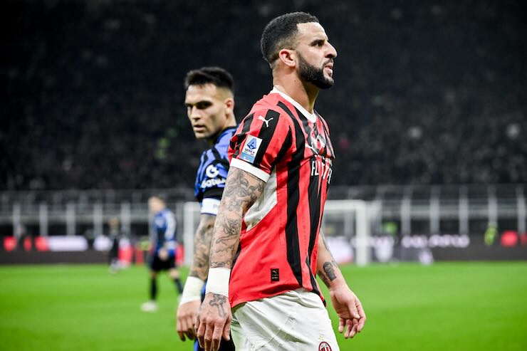 Kyle Walker difensore del Milan durante il derby con Lautaro Martinez alle spalle