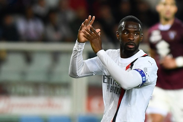 Fikayo Tomori in azione con la maglia del Milan