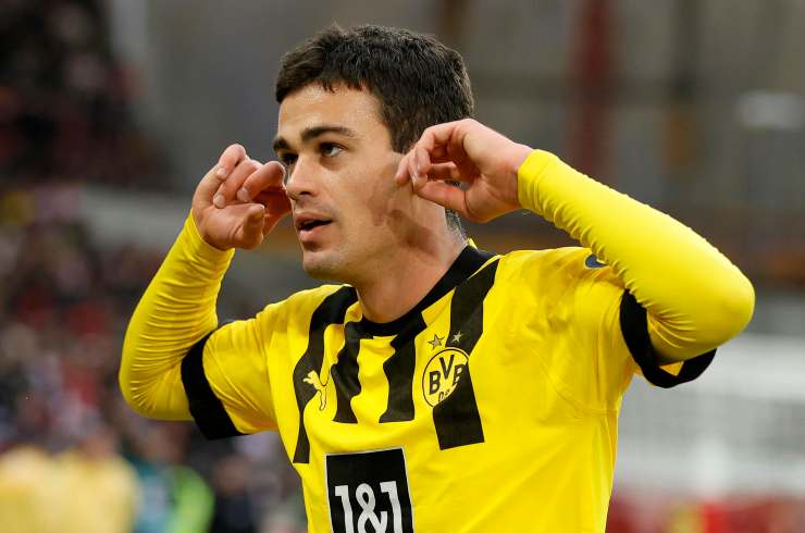 Giovanni Reyna esulta dopo un gol con le dita alle orecchie