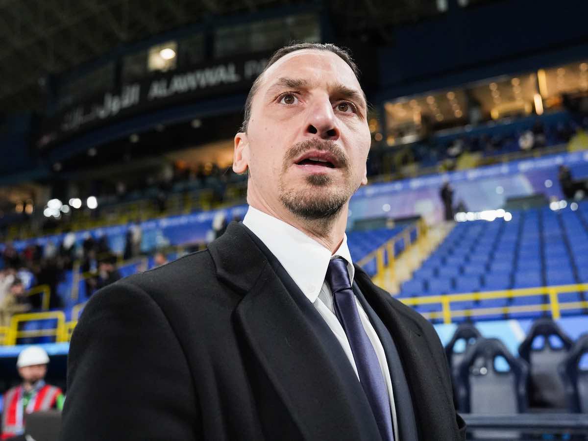 Ibrahimovic prima del calcio d'inizio è in campo