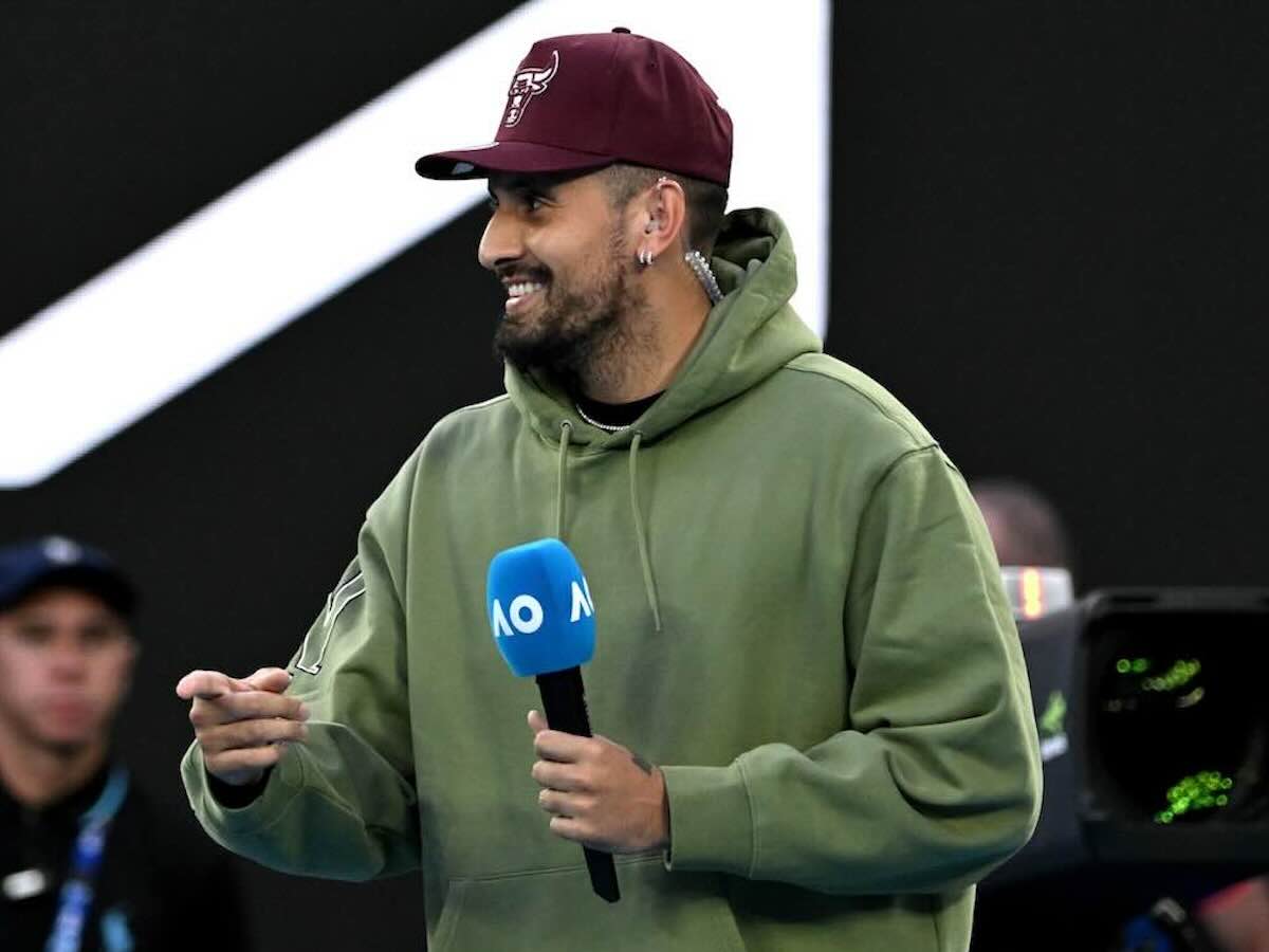 kyrgios con il microfono in mano