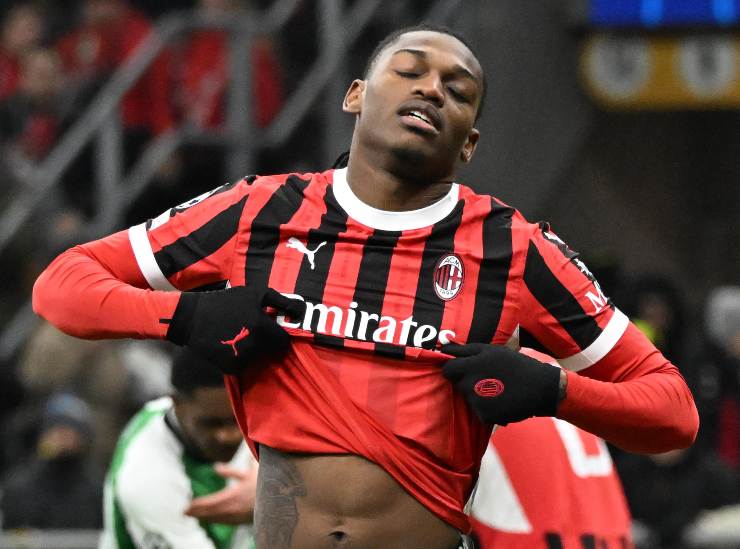 Rafa Leao si sfila la maglia del Milan