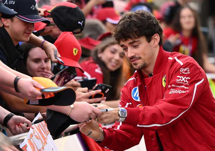 Charles Leclerc pilota Ferrari F1 firma autografi ai tifosi