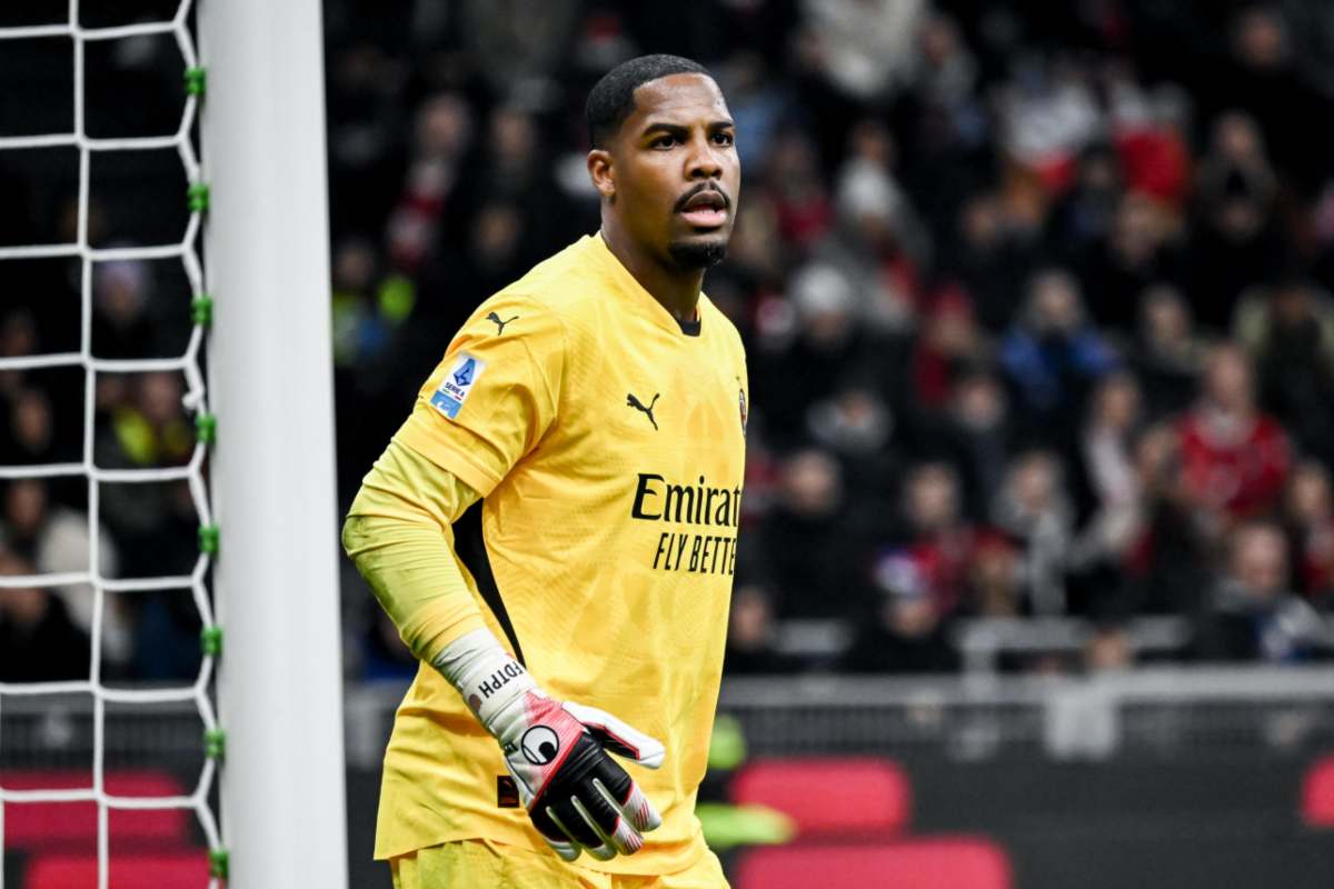 Mike Maignan concentrato durante una partita con il Milan