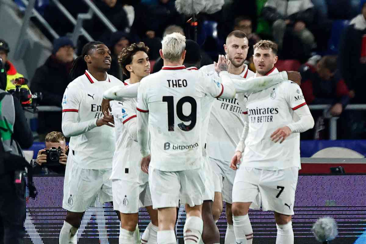 Giocatori del Milan si abbracciano dopo un gol
