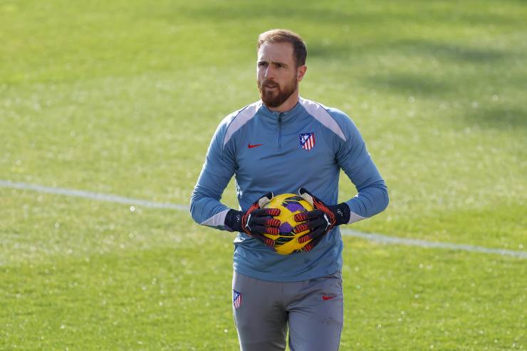 Jan Oblak blocca un pallone durante un allenamento