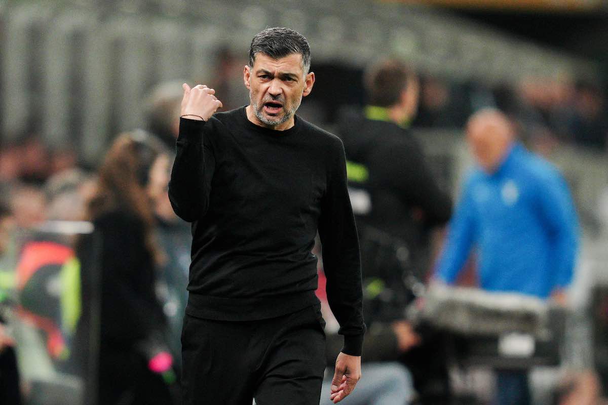 Conceicao richiama il calciatore dalla panchina