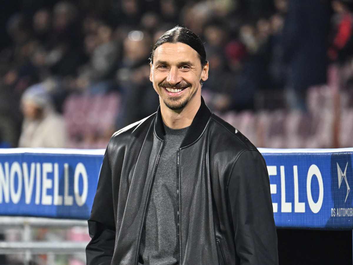 Zlatan Ibrahimovic dirigente del Milan sorride a bordocampo