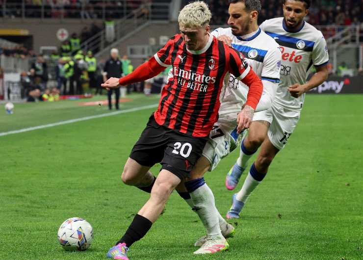 Alex Jimenez terzino del Milan in azione contro Zappacosta ed Ederson dell'Atalanta