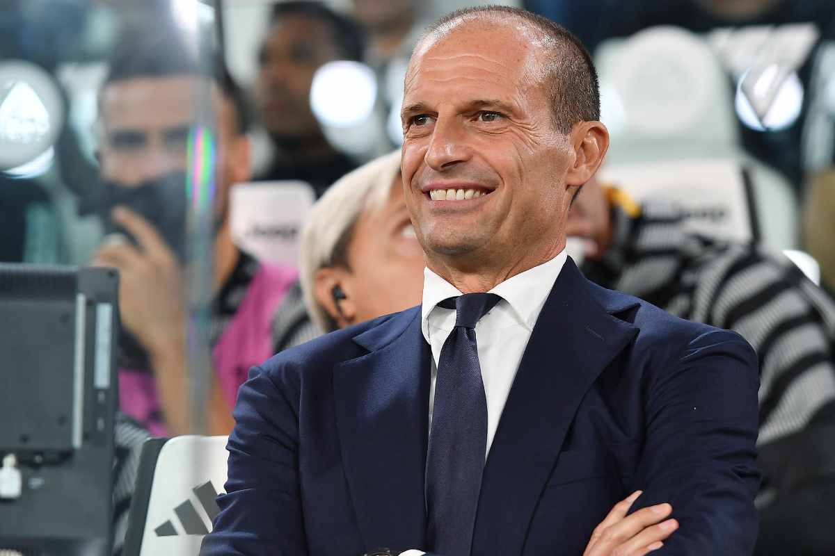 Massimiliano Allegri allenatore sorride seduto in panchina